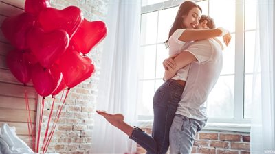 خليكي طفلته المدللة.. 8 أسرار تكسري بها روتين العلاقة الزوجية