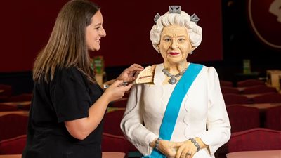 «كعكة بالحجم الطبيعي» البريطانيون يحتفلون باليوبيل البلاتيني للملكة إليزابيث الثانية| صور