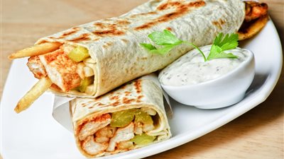 طريقة عمل شاورما الفراخ بالعيش الصاج في البيت على سفرة غداء اليوم