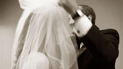 «الإفتاء»: الدخلة ليست شرطًا لإتمام عقد الزواج.. وعليكم مراعاة الأعراف