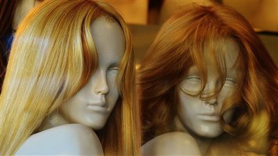 للسيدات.. تفسير حلم الباروكة في المنام وعلاقته بأن زوجك يخونك