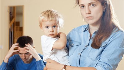 «البيبي شبه مين؟» معاناة الأمهات الجدد مع المجتمع والتعليقات السخيفة