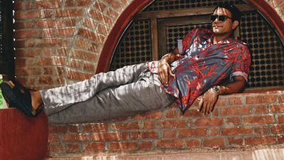 فاتح صدره.. آسر ياسين يُشعل السوشيال ميديا بجلسة تصوير جديدة