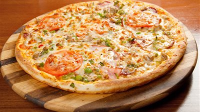 غدوة الجمعة.. طريقة عمل بيتزا ميكس تشيز زي المحلات