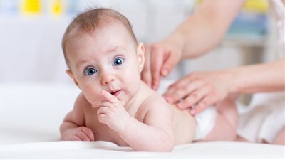 كيف تحمي أطفالك من درجات الحرارة العالية والجفاف في الصيف؟.. طبيب يُجيب