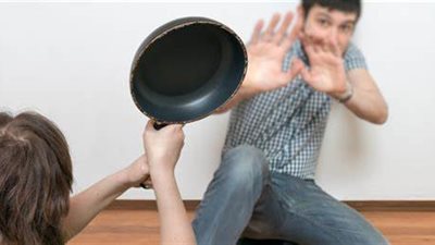 «بتضربني بالحزام وأنا بحبها» زوج يتعرض للإهانة من زوجته والتعليقات: «اشرب بريل وطلقها»