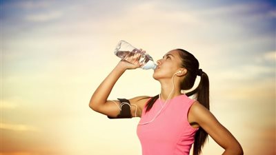 «ارتدي الملابس القطنية» 4 طرق لتحمي نفسك من ضربة الشمس وحروق الجلد