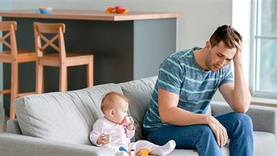 «هل يُصاب الرجال باكتئاب ما بعد الولادة»| استشاري يجيب