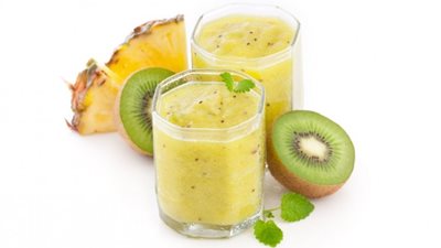 «مشروبات صيفية منعشة» طريقة تحضير سموذي الأناناس والكيوي