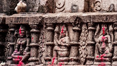 «مسح الوجه بالدم والرقص بالزهور».. أغرب تقاليد المجتمعات عن الدورة الشهرية