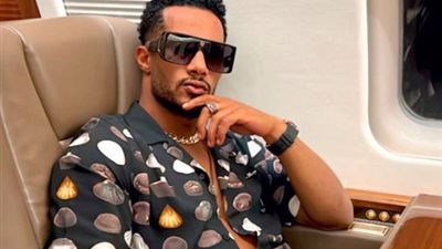 «بعيط عشان بحبك» محمد رمضان يُقبّل رأس طفل بكى عند رؤيته| فيديو