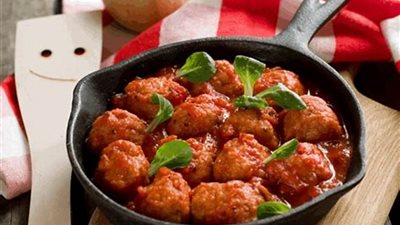 طريقة عمل كرات الكفتة بصوص الخضار على سفرة الغداء