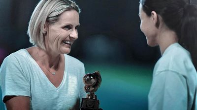 أسطورة الكرة الإنجليزية تُكرم نادين غازي هدافة العرب