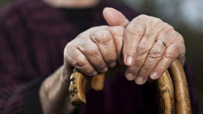 «مراتي رافضة تستضيف أمي القعيدة شهر واحد» والتعليقات: «الأم لا تعوض.. طلقها»