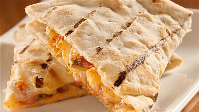 طريقة عمل «كاساديا الفراخ» على سفرة الغداء اليوم