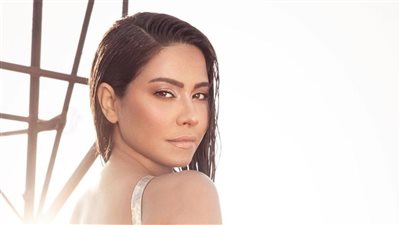 بالريش الأبيض.. شيرين تتألق في أحدث إطلالة لها| صور