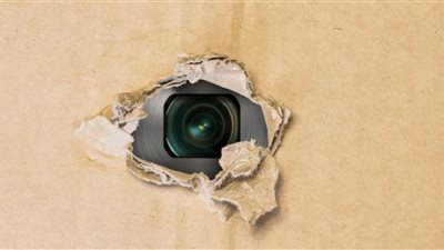 «موبايل في السقف».. عامل نظافة يصور السيدات داخل غرفة تغيير الملابس