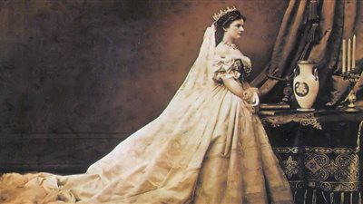 «ملكة إسكتلندية» المرأة التي وهبت نساء العالم الفستان الأبيض للزفاف قبل 500 عام