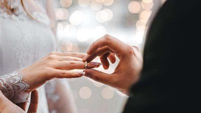 شاب يسأل: هل يجوز لي تقبيل خطيبتي؟ رد صادم من «الإفتاء»