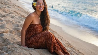 لفة مثيرة حول الجسم.. «لافا لافا» الزي الشعبي لفتيات جزر ساموا| صور