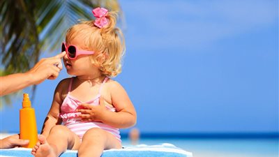 حتى لا يشعر بالطقس الحار.. طرق تحمي طفلك من ارتفاع الحرارة  