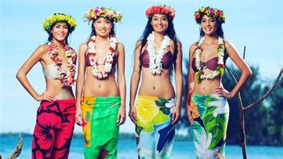 ملابس شاطئ المحيط المغطاة بالزهور.. تعرفي على الزي الشعبي لجزر تاهيتي| صور