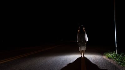 سيدة: رأيت ميتًا يأخذني في المنام.. اعرفي تفسير الحلم لابن سيرين والنابلسي