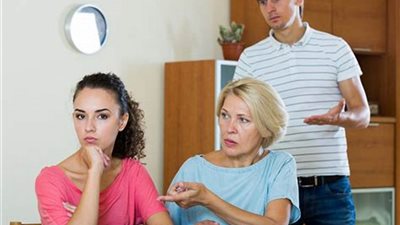 حماتي عندي وطلباتها كتير وبتتعبني.. والتعليقات: اكرميها واصحي بدري