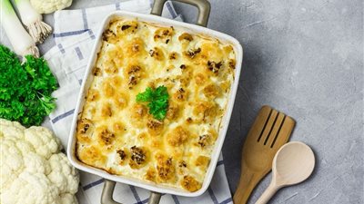 طريقة عمل «صينية بطاطس بالبشاميل» على سفرة الغدا 