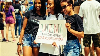 بالمسيرات وفنون الطبخ.. أبرز 4 مدن أمريكية تحتفل بعيد تحرير العبيد