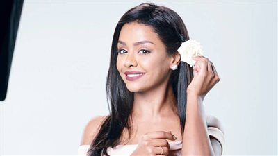 «بالأوف شولدر» أسماء أبو اليزيد تخطف أنظار جمهورها في آخر ظهور لها