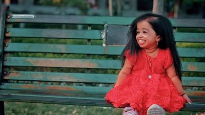 «بالأحمر الصارخ» أحدث جلسة تصوير للهندية «جيوتي أمجي» أقصر ليدي في الكوكب