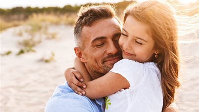 «دلوعة أبوها» في عيد الأب.. لماذا تختلف مكانة الابنة عند والدها