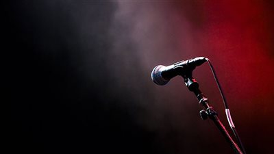 شاهد.. مطربة تتعرض للتحرش من معجب ورد فعل غريب منها| فيديو