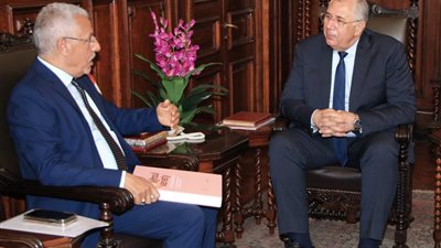 وزير الزراعة يبحث مع أمين جائزة خليفة للنخيل التعاون في مجال التغيرات المناخية