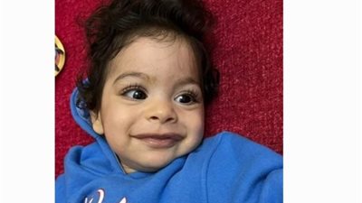 «المرض بياكل في صحته».. والدة الطفل علي تستغيث لعلاجه من الضمور الشوكي