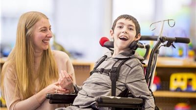 هل مرض ضمور العضلات الشوكي وراثي؟.. استشاري مخ وأعصاب يُجيب