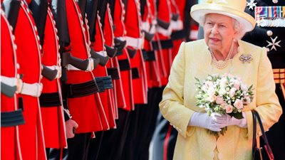 «ملكة إنجلترا وجاكلين كينيدي».. حكايات أشهر الأرامل في يومهن العالمي| صور