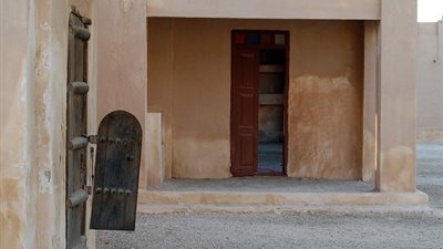 فاشل في بيته.. قصة المثل الشعبي «باب النجار مخلع»