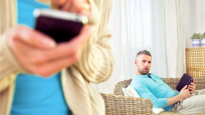 اكتشفت إن زوجتي تتحدث مع رجل غريب على الماسنجر.. والتعليقات: «قرب منها»