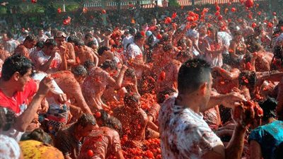 يضربون بعضهم بـ 35 طن منها.. أسرار مهرجان الطماطم في كولومبيا