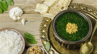 «بالشوكة والسكينة» اتعلمي إتيكيت أكل الملوخية في العزومات| فيديو