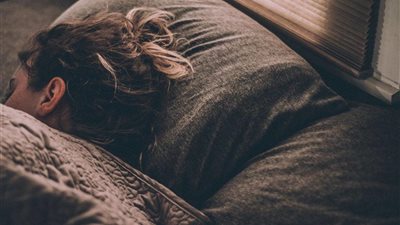 تفسير حلم نداء الميت للحي باسمه في المنام وعلاقته بالتحذير من أمور معينة