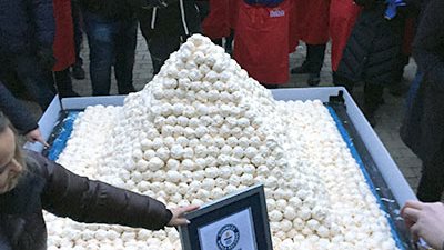 نصف طن على شكل هرم.. أكبر بولة آيس كريم في العالم| صور