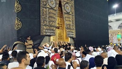 حكم مس الكعبة والتعلق بأستارها بقصد التبرك.. «الإفتاء» تُجيب