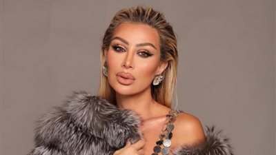 ماذا تفعل مايا دياب بعد حادثة تمزيق ملابسها على المسرح؟| فيديو