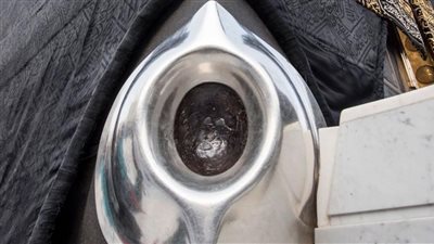 تفسير حلم تقبيل الحجر الأسود في المنام لابن سيرين وابن شاهين