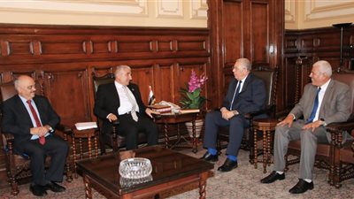 وزير الزراعة يبحث مع مدير 