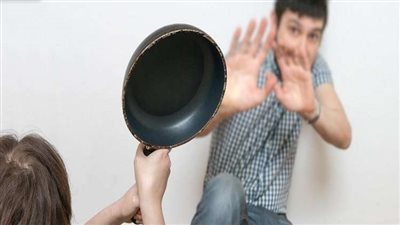 متصل يبكي على الهواء: «مراتي بتضربني وبتاخد فلوسي».. وإعلامية: «اعملها محضر»| فيديو