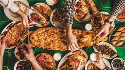 زوجة: «عملت عزومة كل من حضرها أموات في المنام».. اعرفي تفسير الحلم